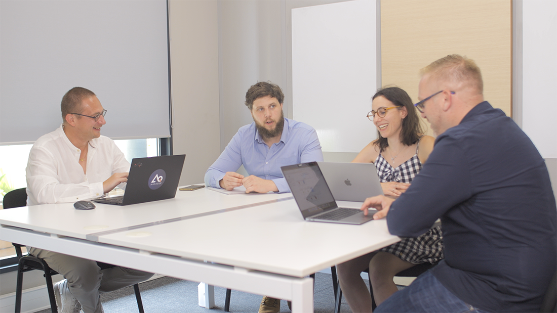 Équipe du laboratoire IAGE en session de formation autour de leurs ordinateurs