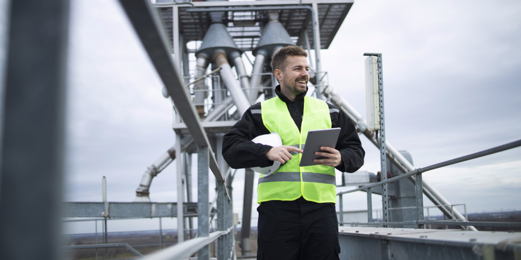 Technicien qui réalise de la maintenance préventive