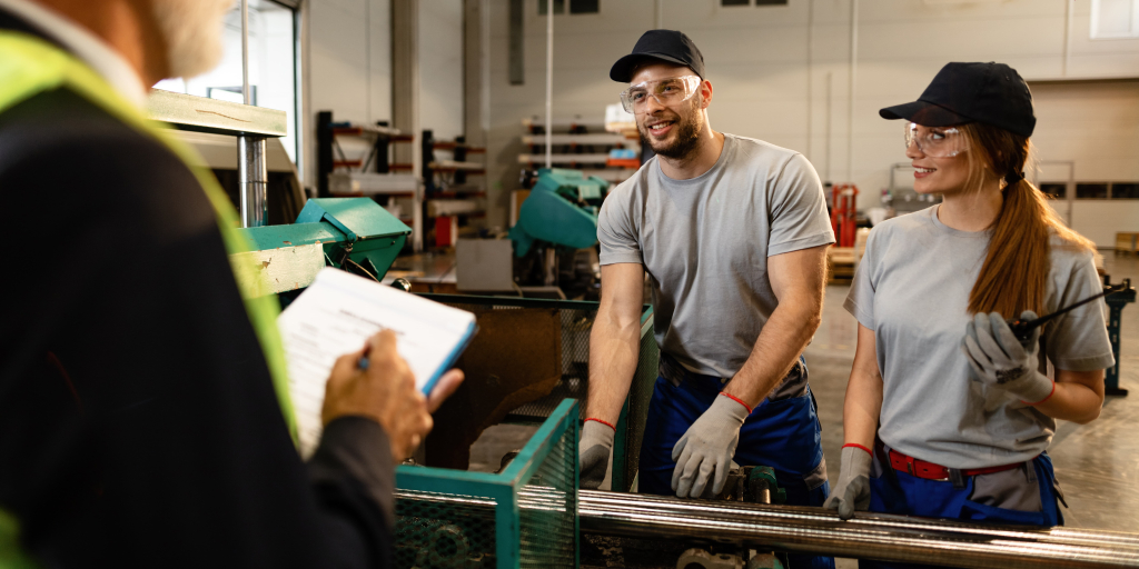 Un responsable maintenance et deux de ses techniciens