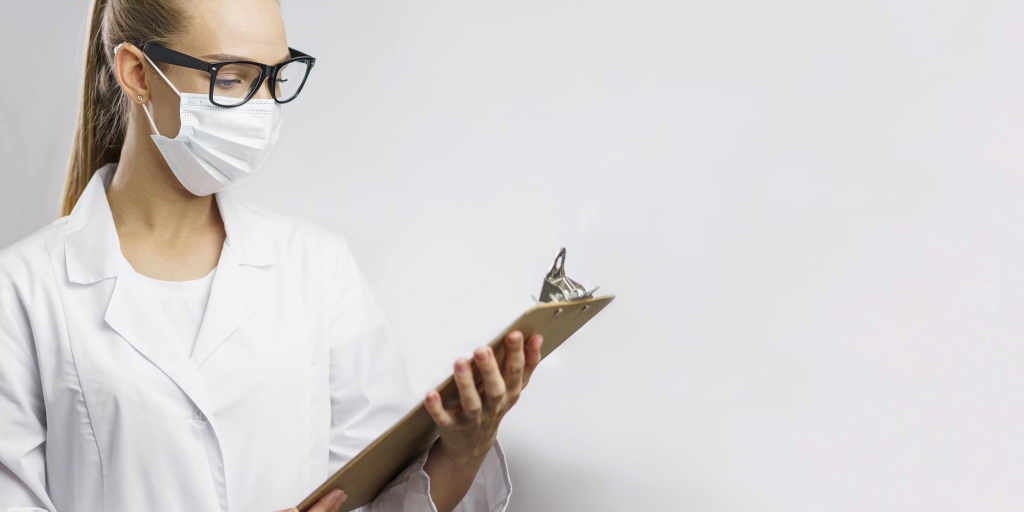 Technicienne de laboratoire qui examine un cahier des charges