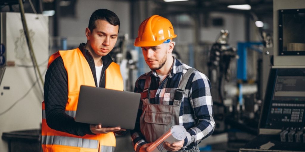 Techniciens de maintenance qui comparent des logiciels de GMAO