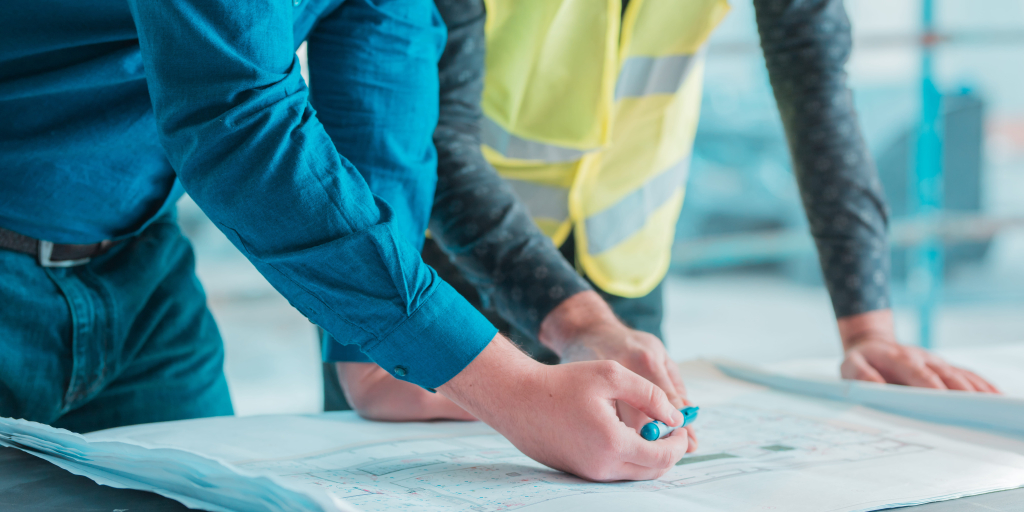 Deux techniciens de maintenance remplissent une fiche de maintenance préventive