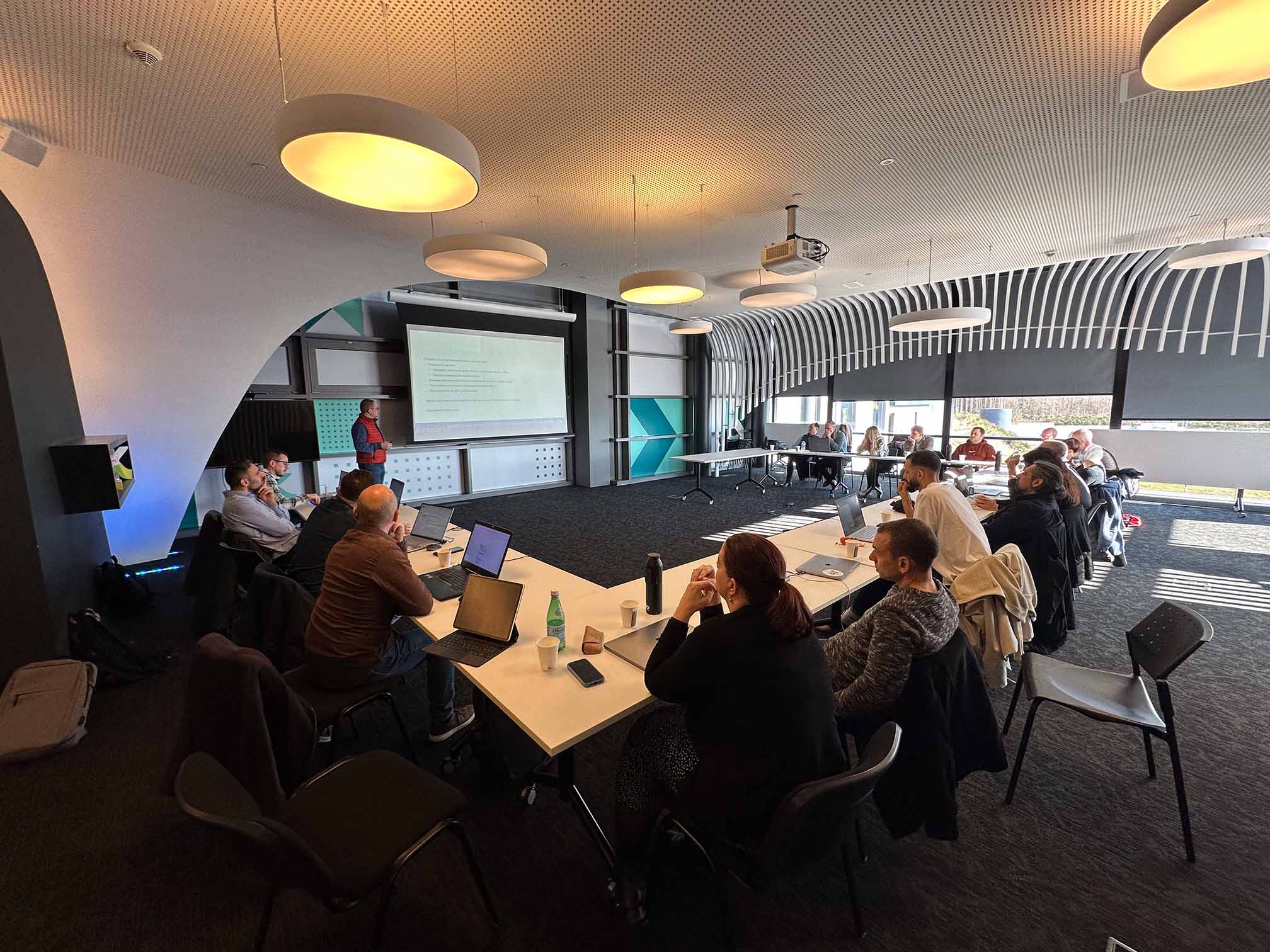 Collaborateurs réunis en salle de conférence lors de la journée AQ Manager