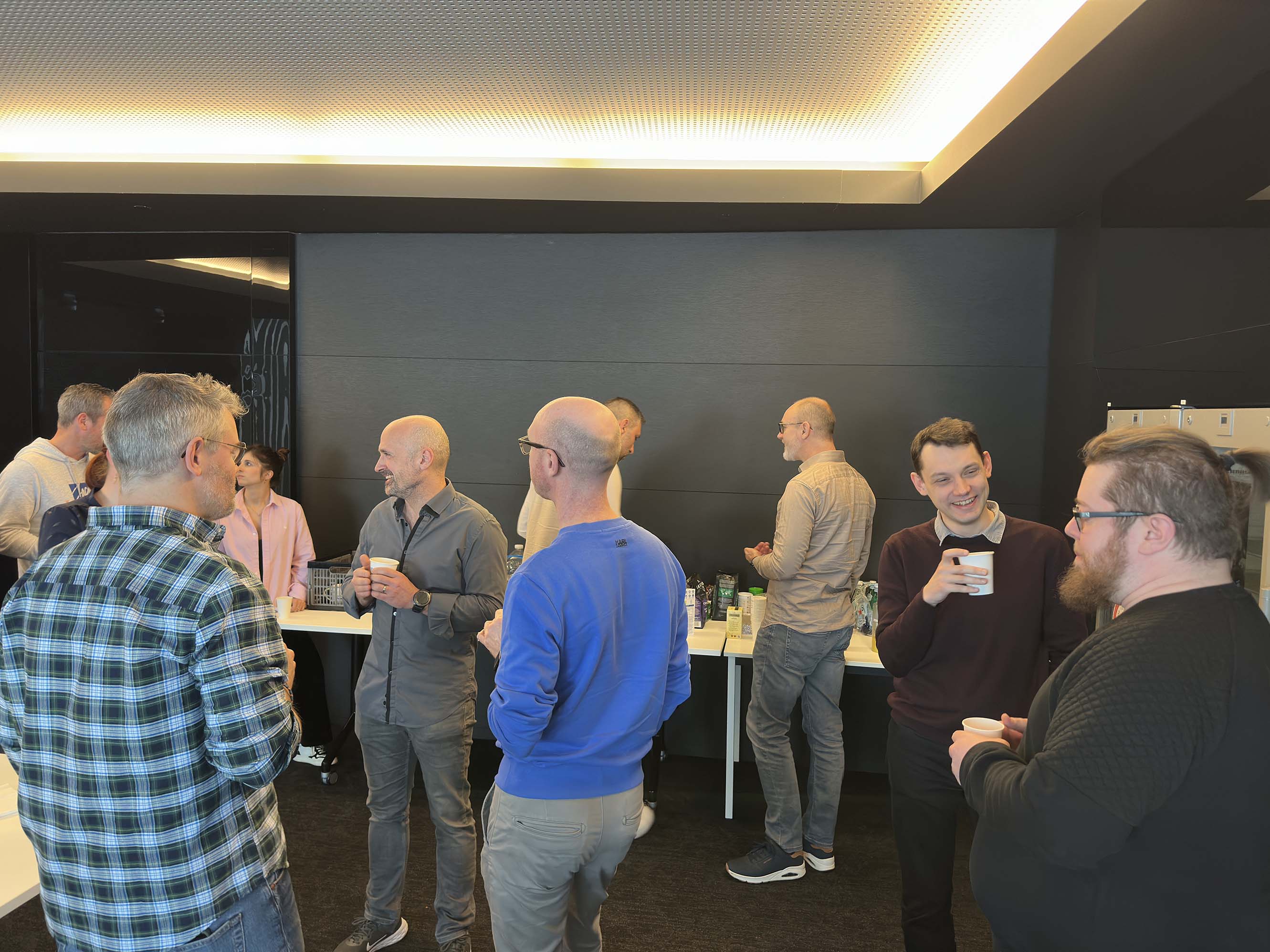 Collaborateurs échangeant autour d'une pause lors de la journée AQ Manager