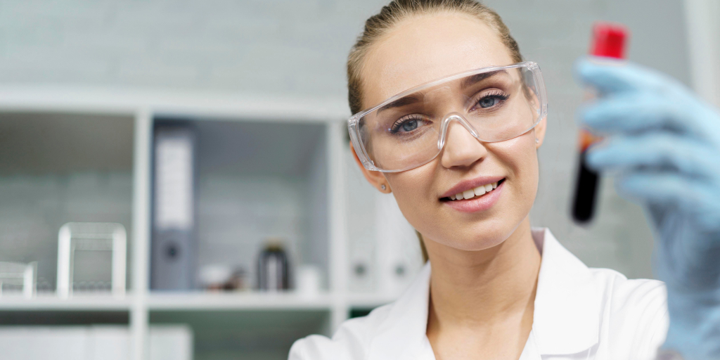 Scientifique de laboratoire avec éprouvette