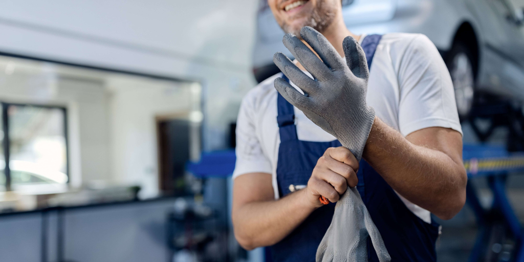 Technicien de maintenance améliorative qui met ses gants
