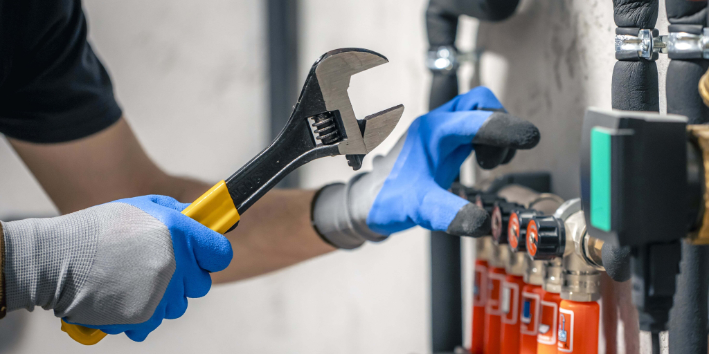 Technicien qui effectue une maintenance palliative