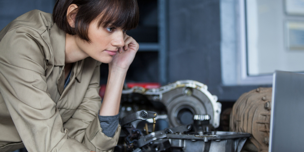 Technicienne qui vérifie la maintenance préventive systématique