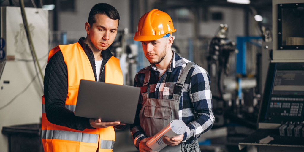 Techniciens qui consultent leur plan de maintenance préventive