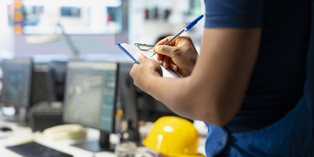 Technicien qui note son planning de maintenance