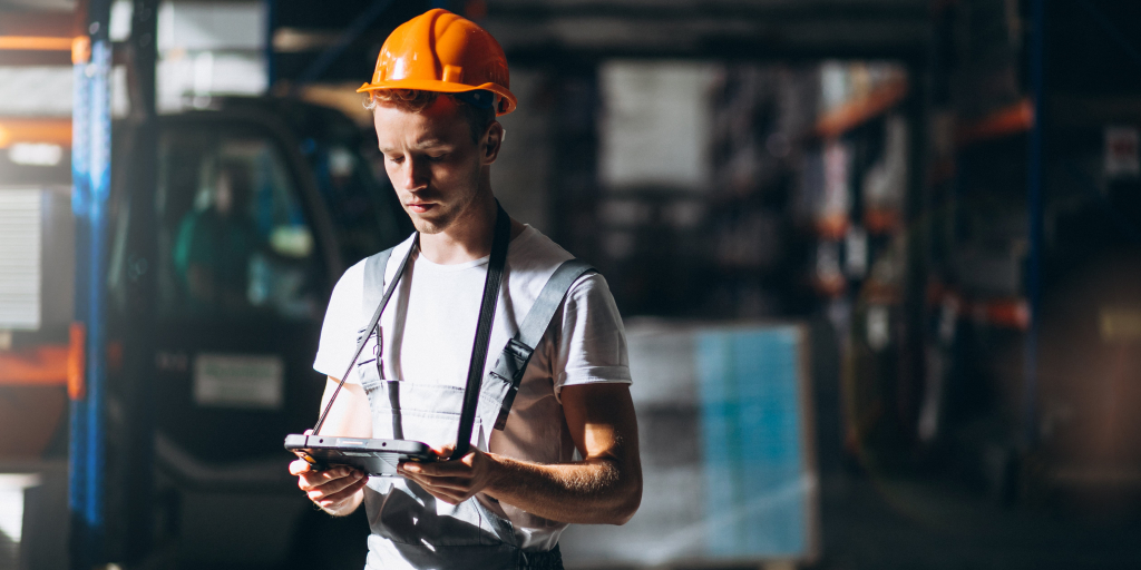 Technicien de maintenance qui utilise son application mobile GMAO