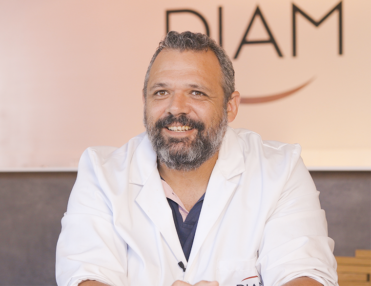 Collaborateur de DIAM Bouchage en blouse blanche souriant lors de son témoignage
