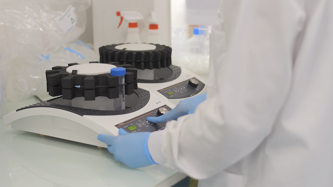 Chargement d'échantillons sur un appareil d'analyse en laboratoire
