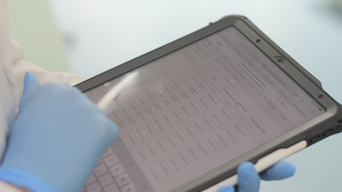 Saisie de données sur tablette durcie avec des gants de laboratoire