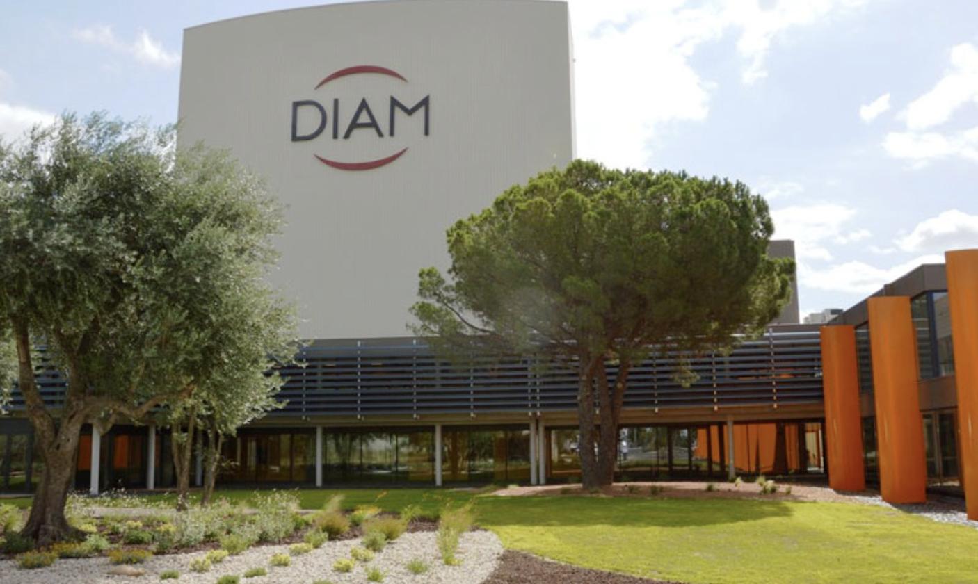Entrée du site de production DIAM Bouchage entourée de verdure