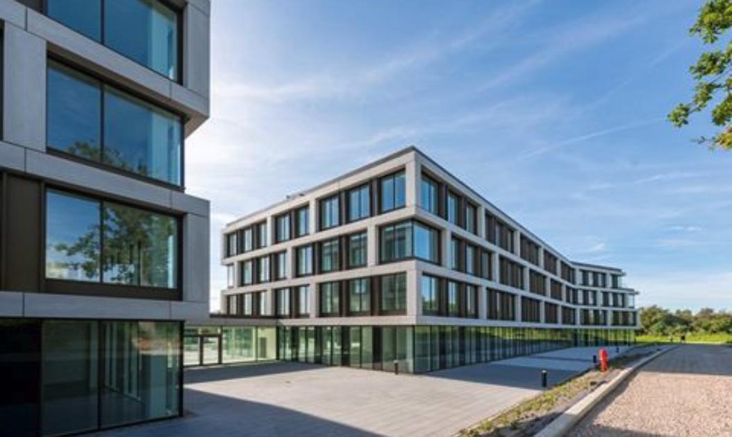 Bâtiment moderne aux façades vitrées du site EBRC