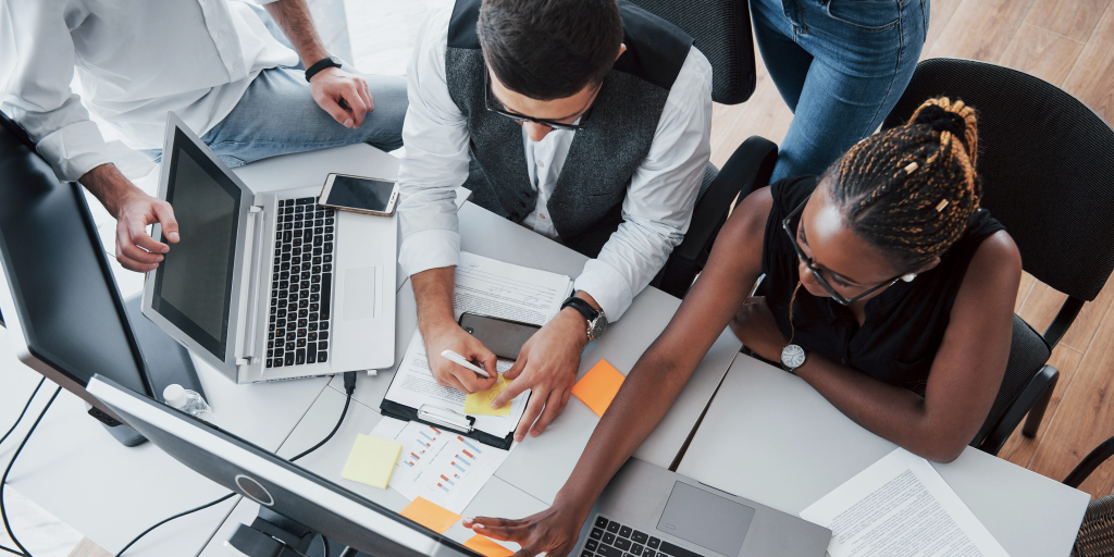Equipes laboratoire qui travaille sur logiciel lims