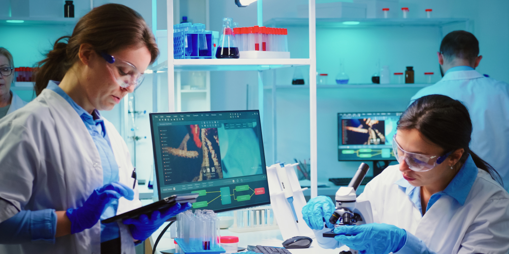 Techniciens de laboratoire utilisant un logiciel LIMS open source