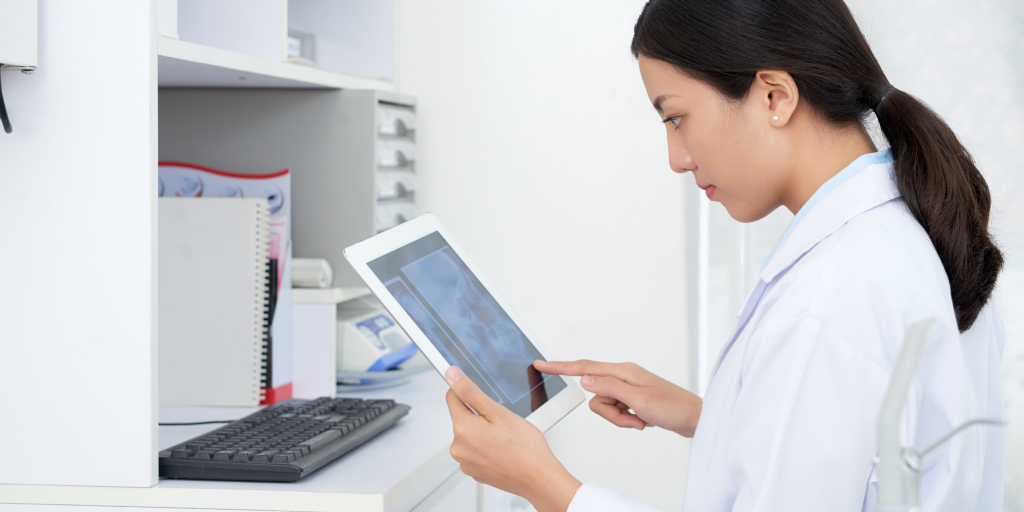 Technicienne de laboratoire avec tablette