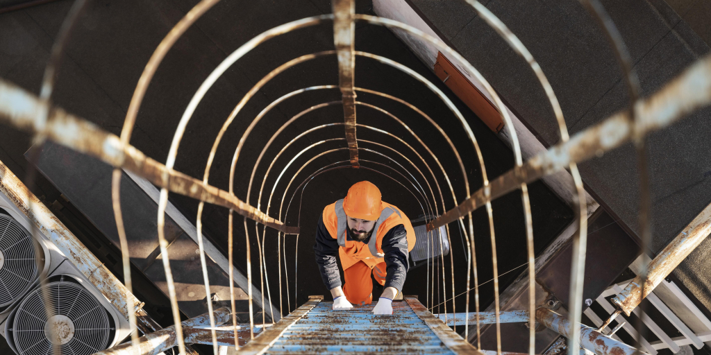 Un technicien de maintenance qui monte un tunnel