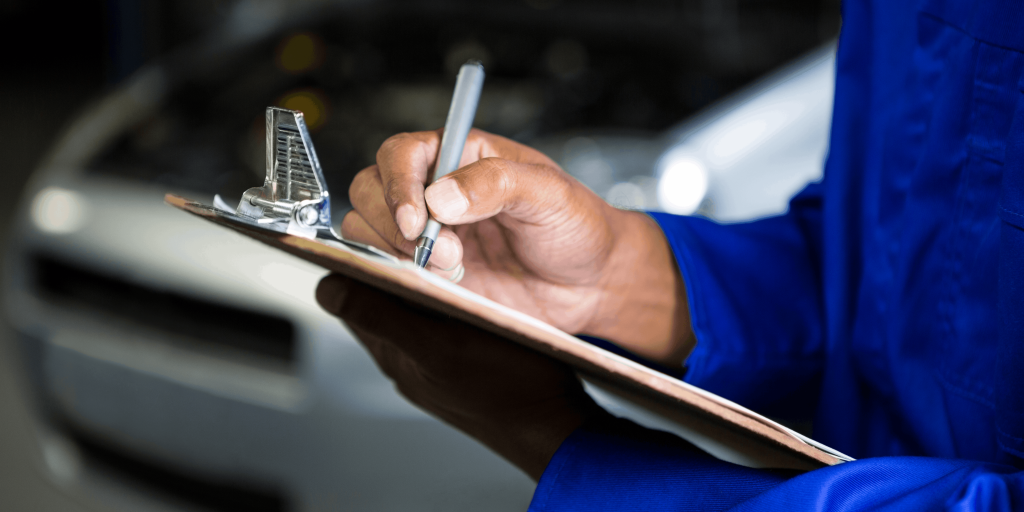 Technicien de maintenance avec checklist de maintenance préventive