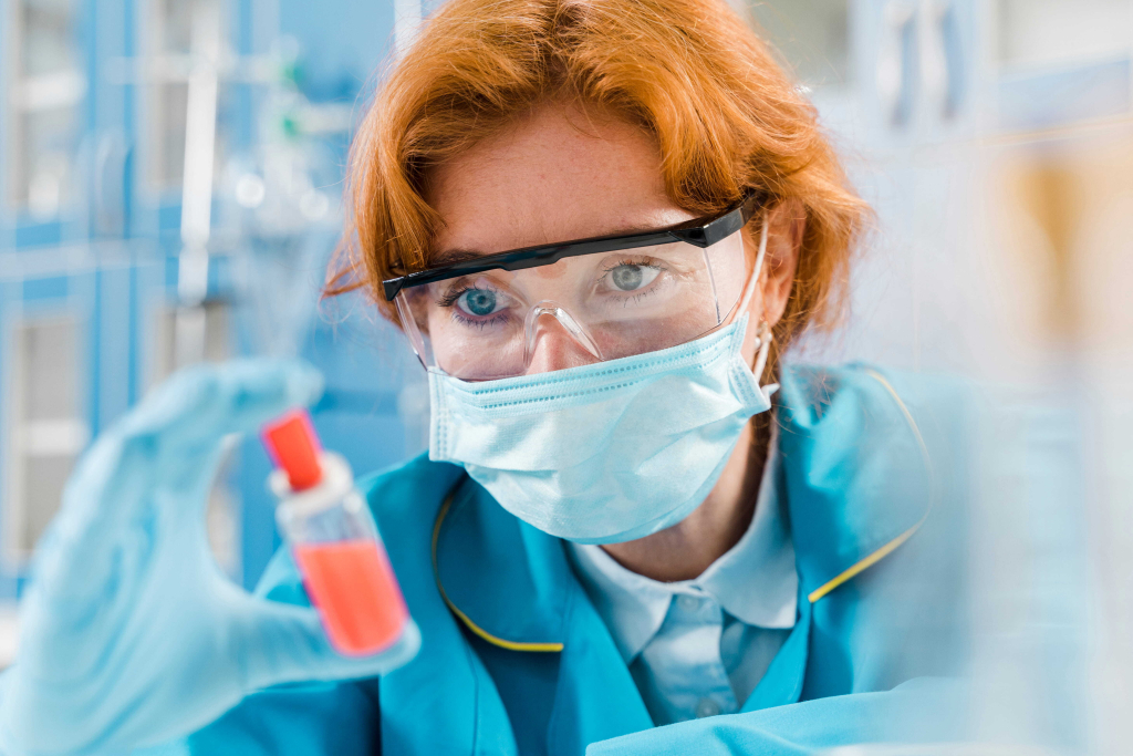 Scientifique de laboratoire qui analyse un tube à essai