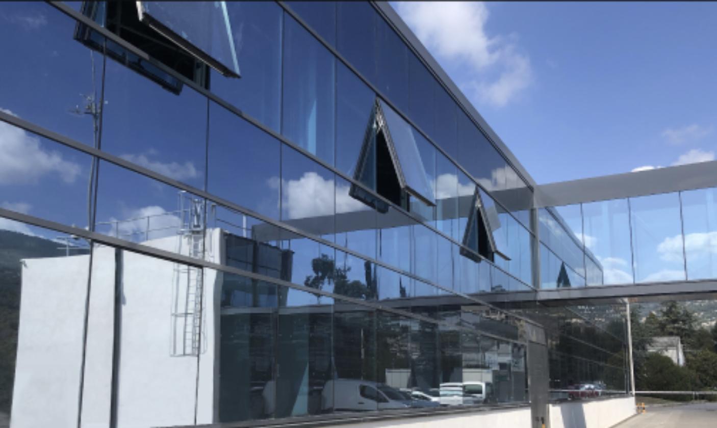 Façade vitrée du bâtiment de Synergie CAD