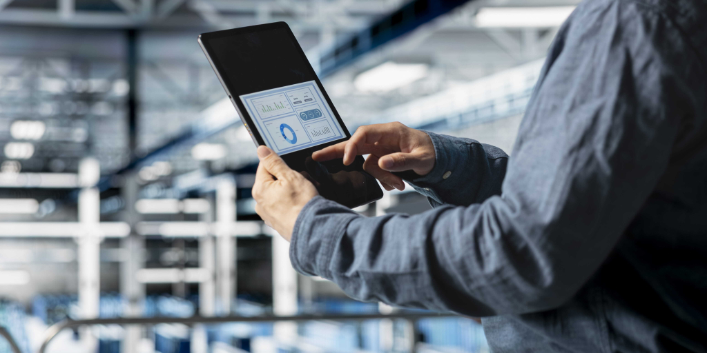Technicien qui utilise une tablette pour gérer sa maintenance prédictive