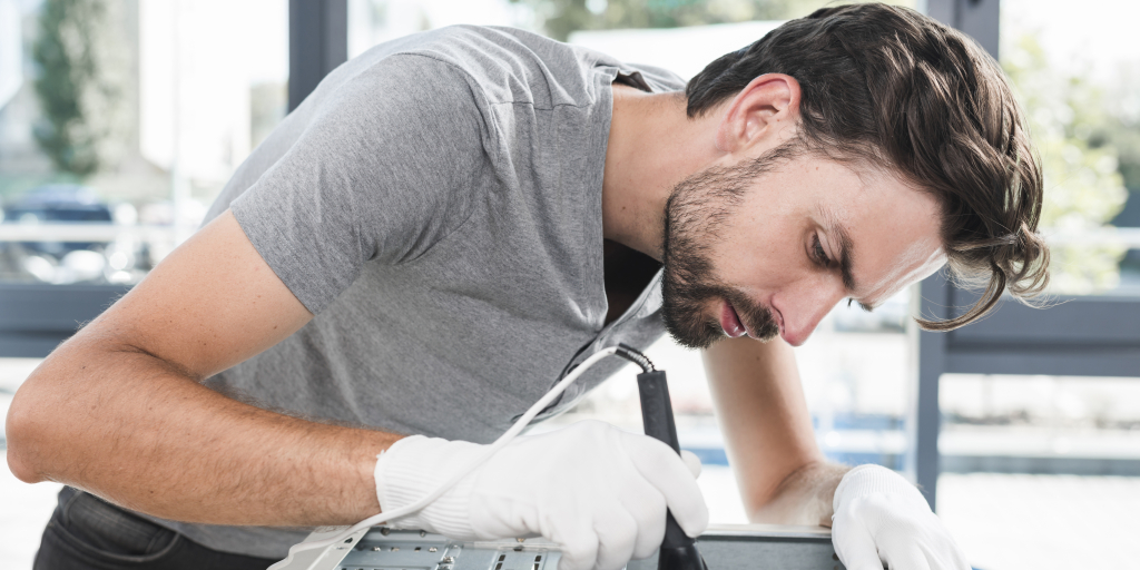 Technicien qui répare une machine