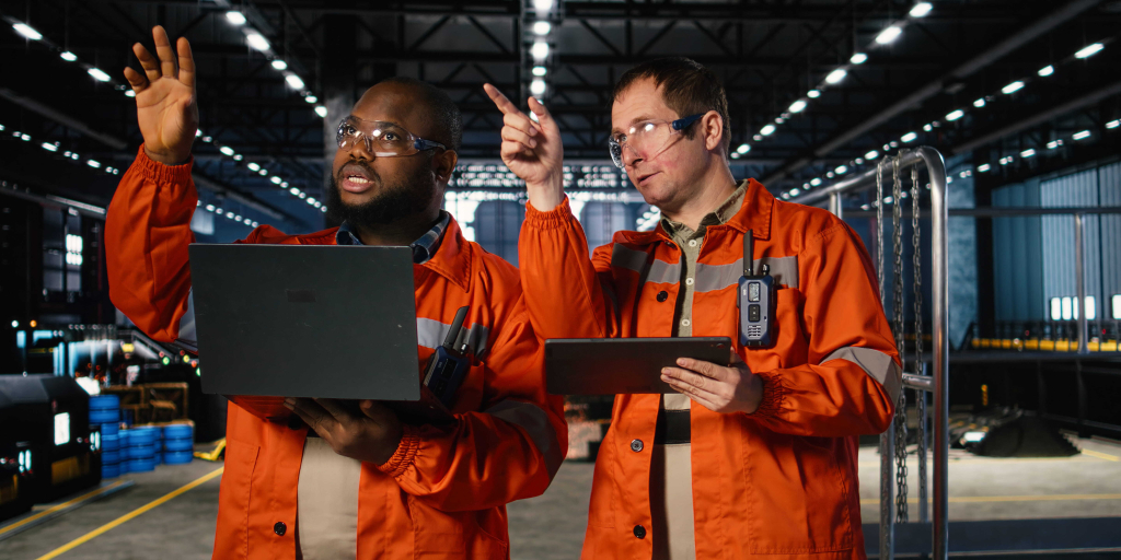 Deux techniciens de maintenance sur ordinateur et tablette