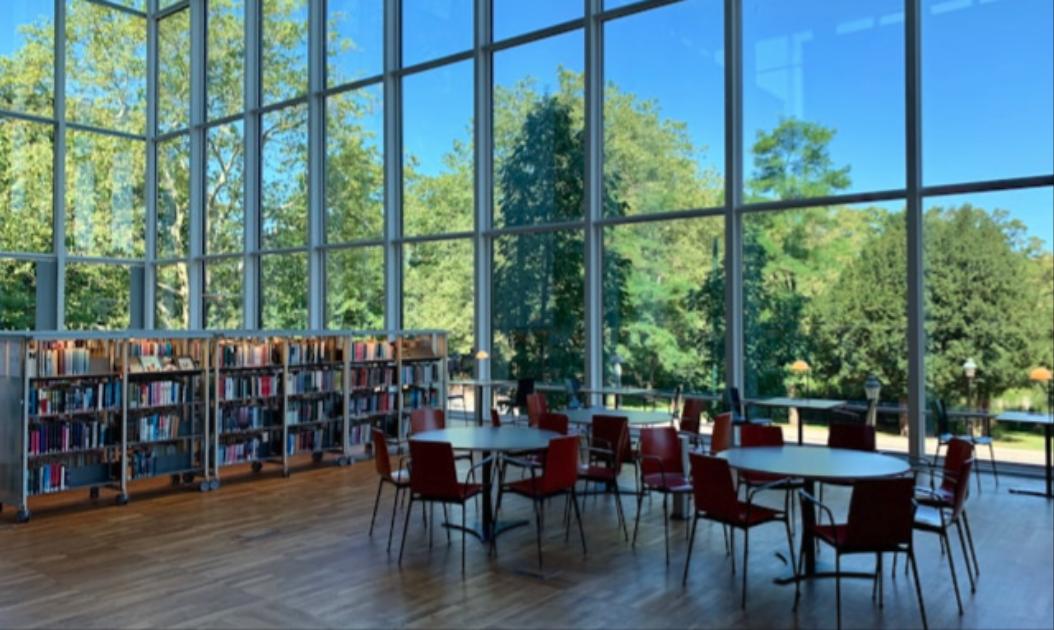 Salle de lecture lumineuse d'un bâtiment de l'UCLouvain