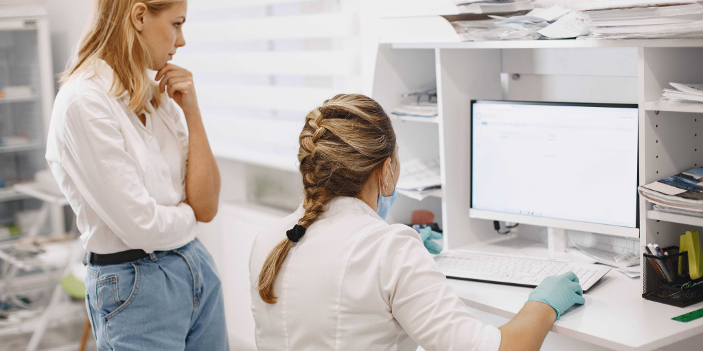 Deux techniciennes de labo devant la facturation du laboratoire