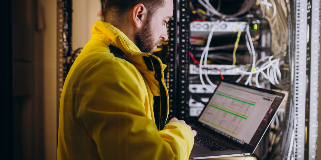 Technicien qui utilise visualise ses indicateurs de performance via la GMAO