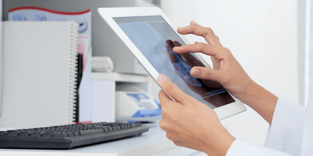 technicien de laboratoire qui utilise la gestion documentaire sur tablette LIMS